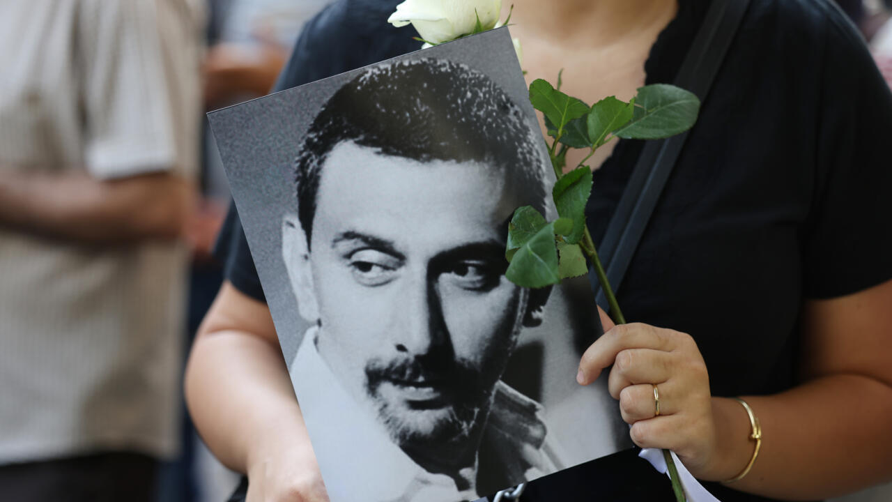 لبنان يودّع زياد الرحباني...ومحبّوه يواكبون نقل جثمانه بأغنياته