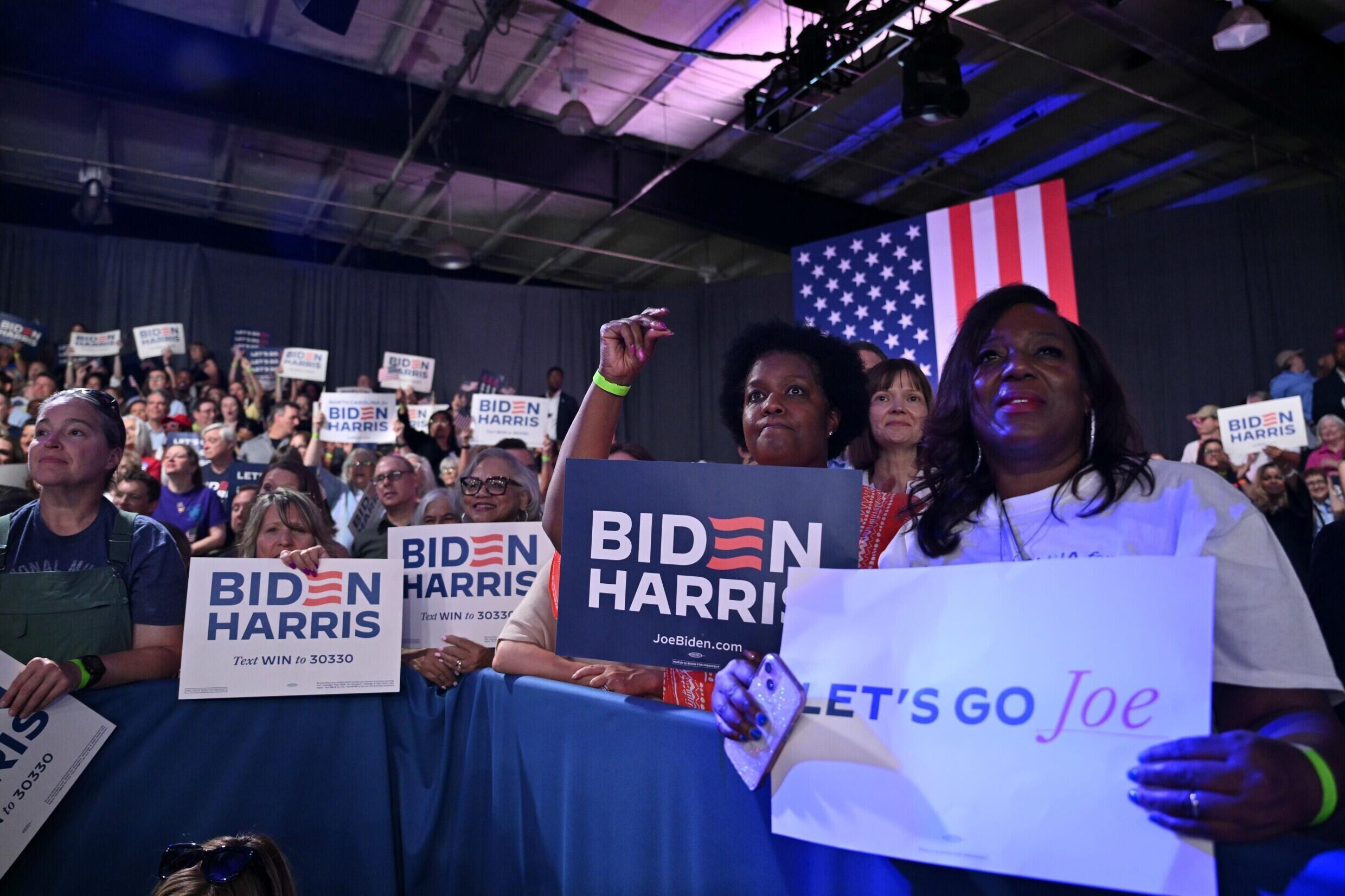 Des partisans du président américain Joe Biden assistent à son meeting de campagne à Raleigh, le 28 juin 2024 en Caroline du Nord