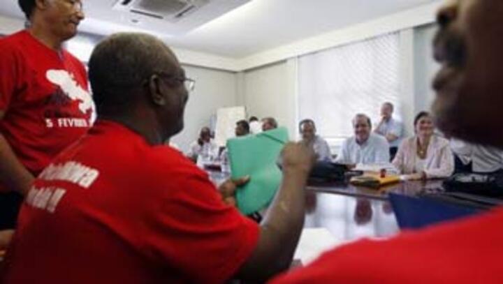 Strikers sign accord with government