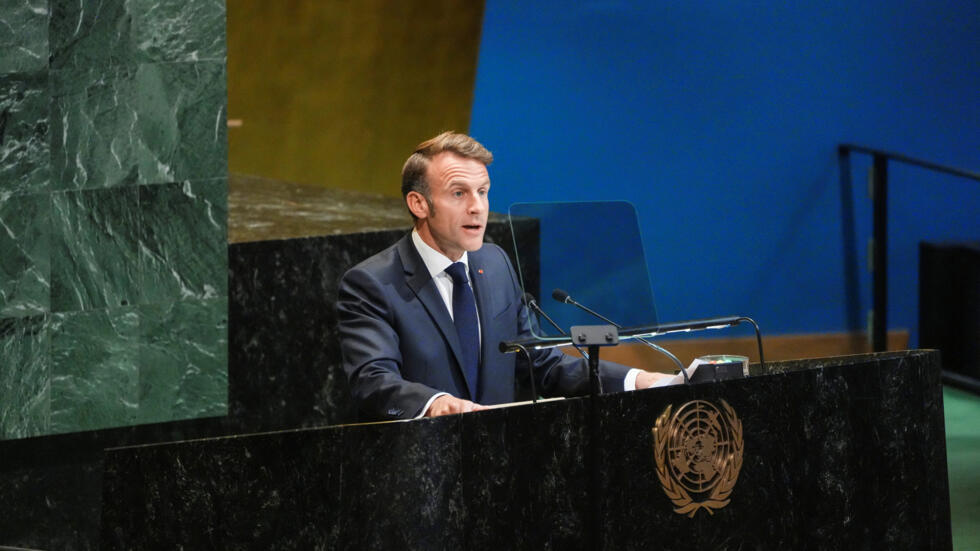 El presidente francés Emmanuel Macron se dirige a los delegados durante una reunión de alto nivel de jefes de Estado sobre una solución de dos Estados entre Israel y Palestina en la sede de las Naciones Unidas en Nueva York, Estados Unidos, el 22 de septiembre de 2025.