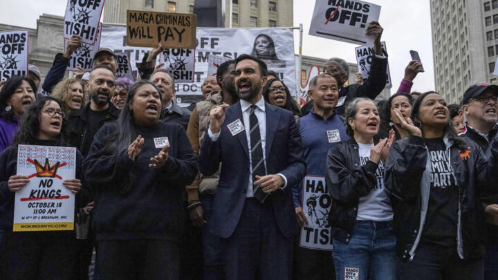 El candidato a la alcaldía de Nueva York, Zohran Mamdani, habla durante una protesta contra la acusación de la fiscal Letitia James. Nueva Yorl, 10 de octubre de 2025