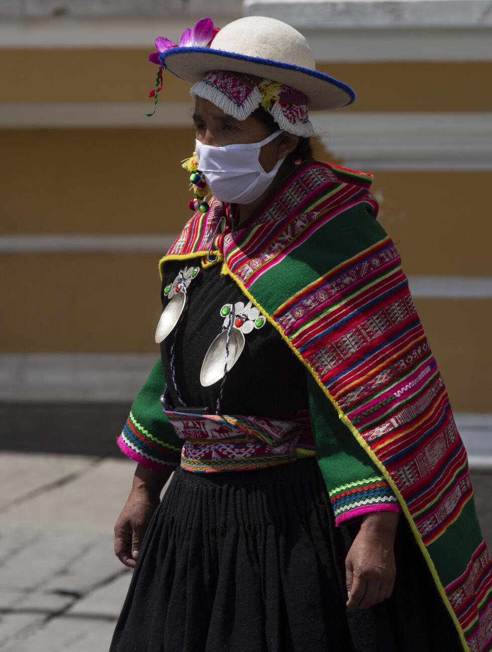 Lidia Patty, diputada indígena quechua, camina por una calle desierta durante el confinamiento decretado por el Gobierno, que limita las compras de los residentes a las horas de la mañana, como medida para ayudar a contener la propagación del nuevo coronavirus en El Alto, Bolivia, el miércoles 8 de abril de 2020.