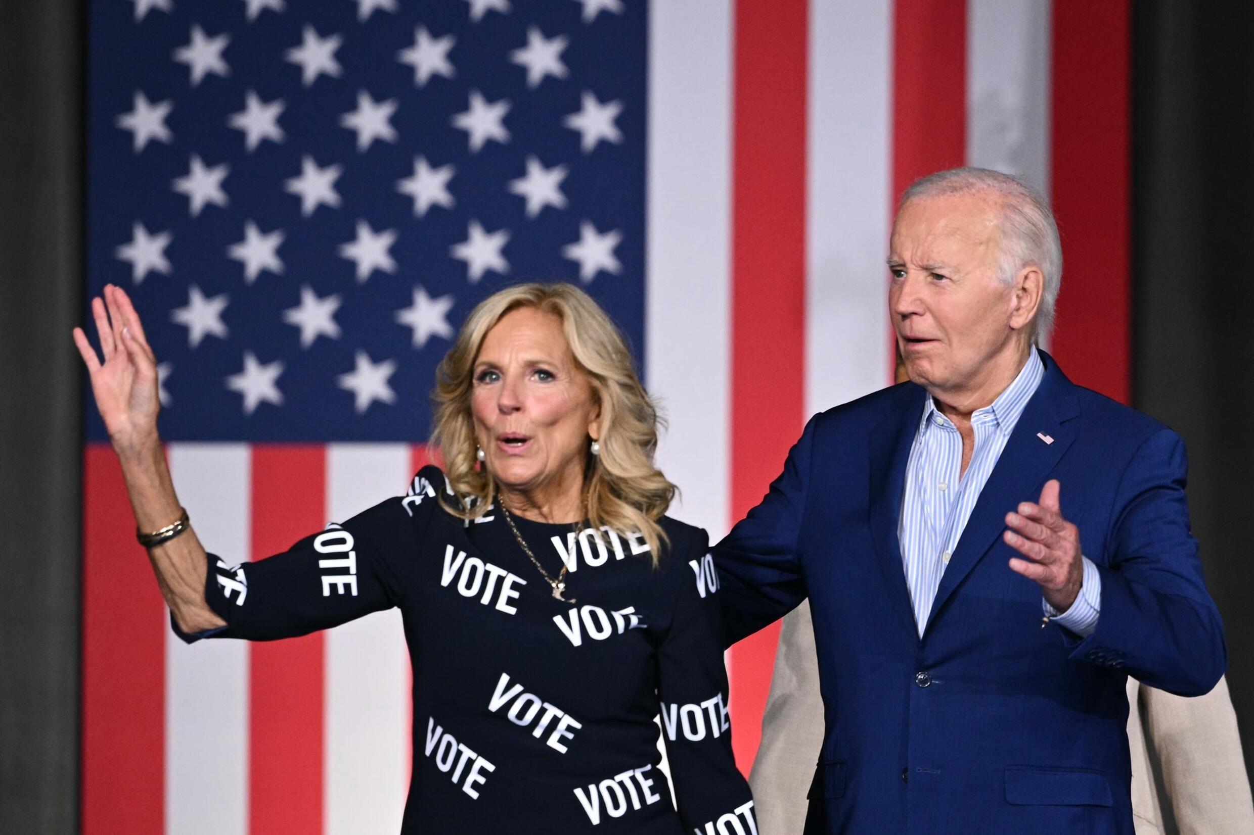 Le président américain Joe Biden et son épouse Jill Biden lors d'un meeting de campagne à Raleigh, le 28 juin 2024 en Caroline du Nord