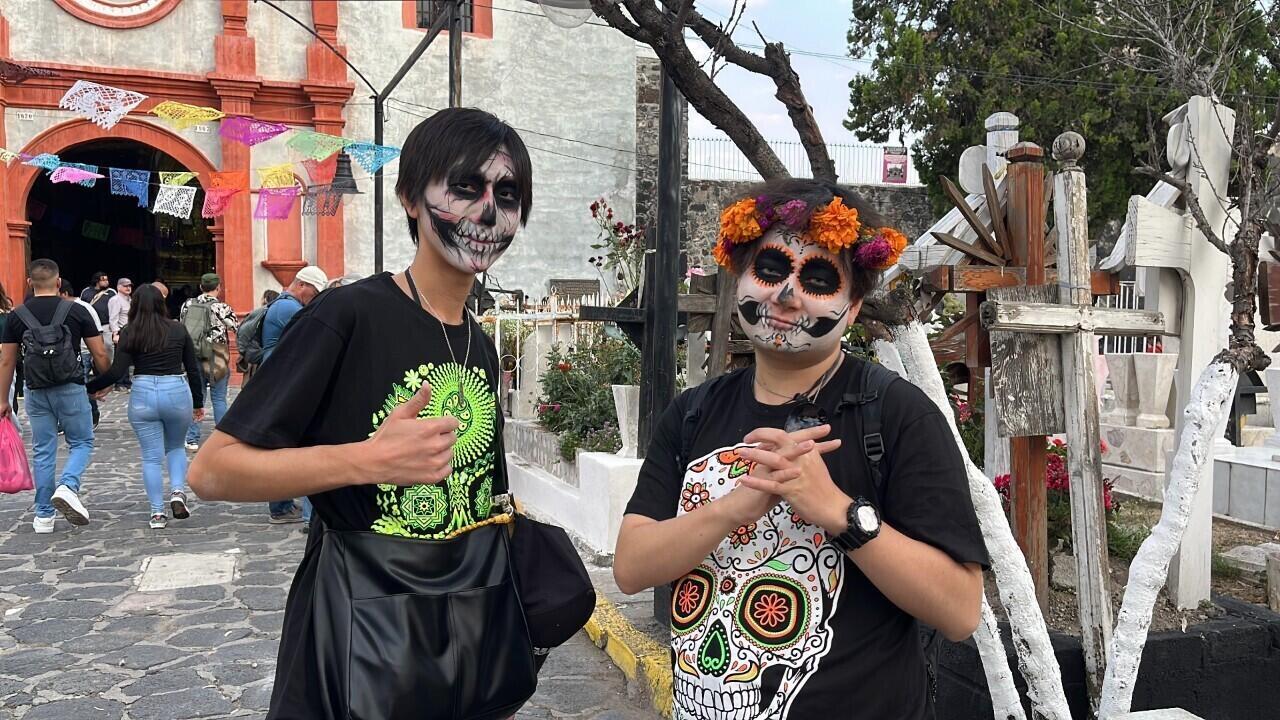 Mixquic honra a sus muertos mientras lidia con el turismo masivo