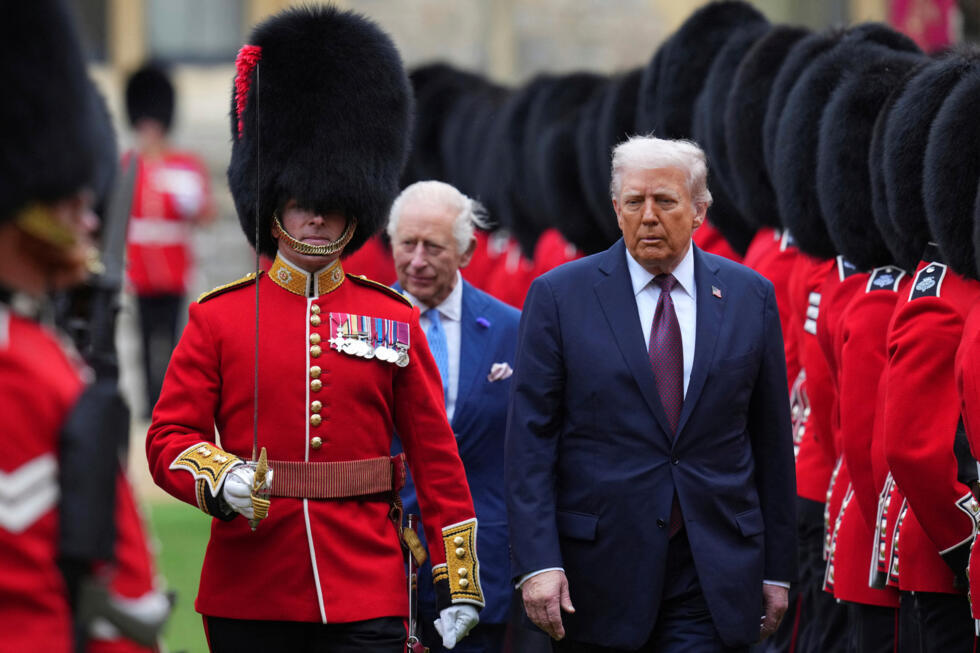 El presidente Donald Trump y el rey Carlos III de Gran Bretaña pasan revista a la Guardia de Honor tras su llegada al Castillo de Windsor, en Windsor, Inglaterra, el miércoles 17 de septiembre de 2025.
