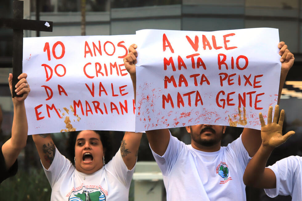 Activistas del Movimiento de Afectados por Represas sostienen carteles que dicen en portugués "10 años desde el desastre minero de Vale en Mariana" y "Vale mata ríos, mata peces, mata persona"», en el décimo aniversario del desastre de la presa de Mariana, antes de la COP30, en Belém, Brasil, el 5 de noviembre de 2025.