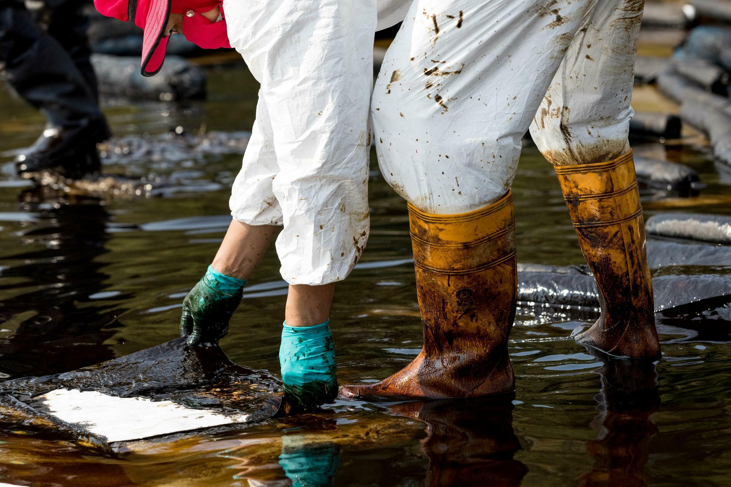 La nappe de pétrole devrait continuer à monter sur la plage dans les prochains jours en raison des vents violents