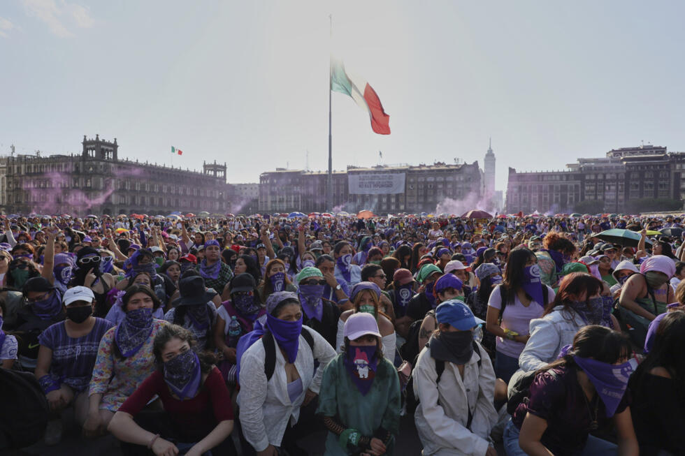 Las mujeres se reúnen en el Zócalo al final de su marcha con motivo del Día Internacional de la Mujer, en la Ciudad de México, el sábado 8 de marzo de 2025.