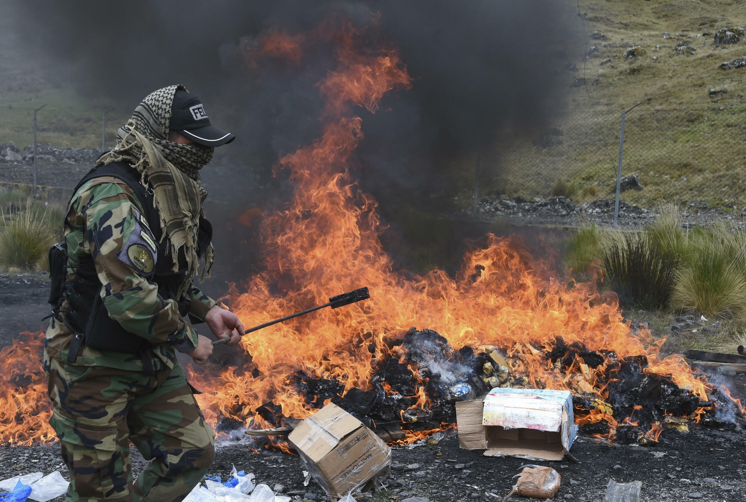 Acusan a Dávila del envío de una tonelada de cocaína al país norteamericano 2 Policías antinarcóticos incineran 293,7 kg de cocaína y 77 kg de marihuana en La Rinconada, en las afueras de La Paz, Bolivia, el 5 de diciembre de 2019