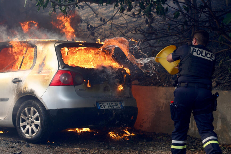 Une voiture en feu à l'Estaque, situé dans le nord de Marseille, le 8 juillet 2025.