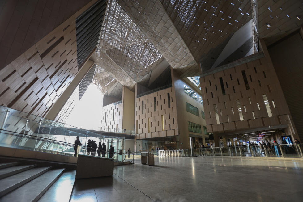 Des visiteurs dans l'entrée du Grand Musée égyptien (GEM) du Caire le 25 février 2025, avant son ouverture officielle