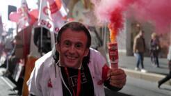 Φωτογραφία αρχείου διαδηλωτή που διαμαρτύρεται για τη συνταξιοδοτική μεταρρύθμιση του Γάλλου Προέδρου Εμανουέλ Μακρόν, τραβηγμένη στη Νίκαια στις 7 Μαρτίου 2023.