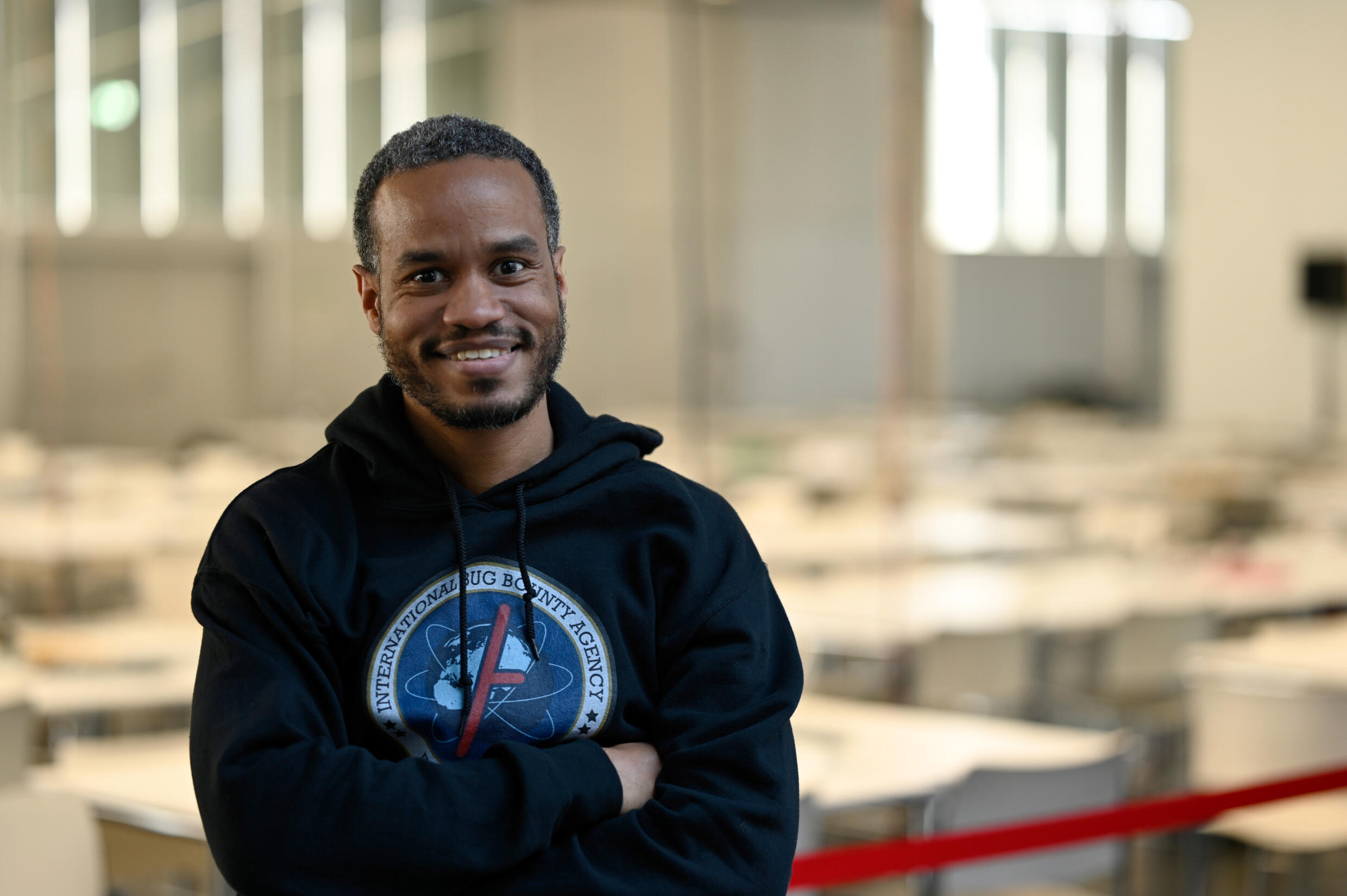 Le pirate informatique Gaël Musquet pose durant le championnat de hackers BreizhCTF, à Rennes le 1 avril 2022