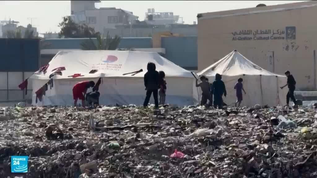 أطفال غزة يعيشون بين أكوام القمامة والنفايات الصلبة