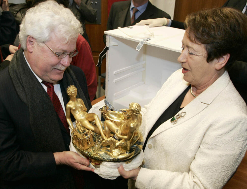 La ministre autrichienne de la Culture, Elisabeth Gehrer, à droite, remet la célèbre sculpture de la Renaissance, la "Saliera" de Benvenuto Cellini à Wilfried Seipel, directeur général du musée des arts historiques de Vienne, lors d'une conférence de presse, dimanche 22 janvier 2006 à Vienne.