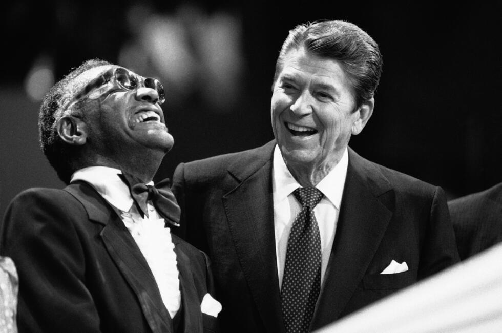 Le chanteur Ray Charles aux côtés du président Ronald Reagan lors de la convention nationale républicaine, le 23 août 1984 à Dallas.
