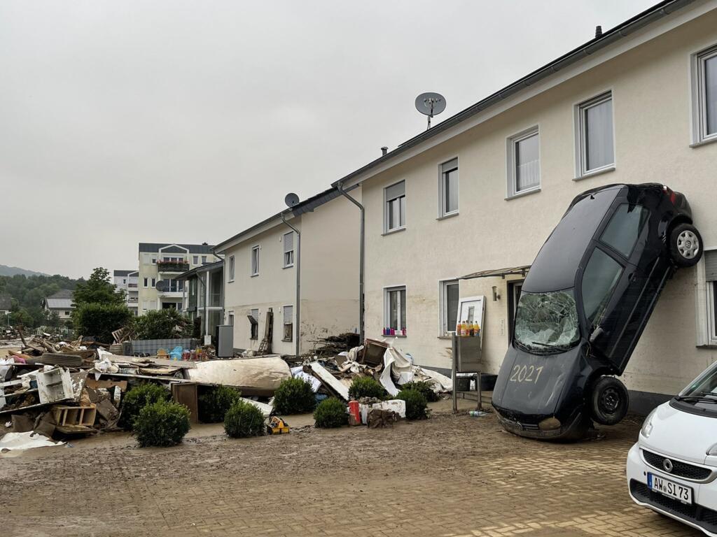 بلدة زينتسيغ غرب ألمانيا.. هنا سقط ما لا يقل عن 12 شخصا من ذوي الاحتياجات الخاصة في دار رعاية للمعاقين، عندما داهمتهم المياه وأخذت كل من في طريقها