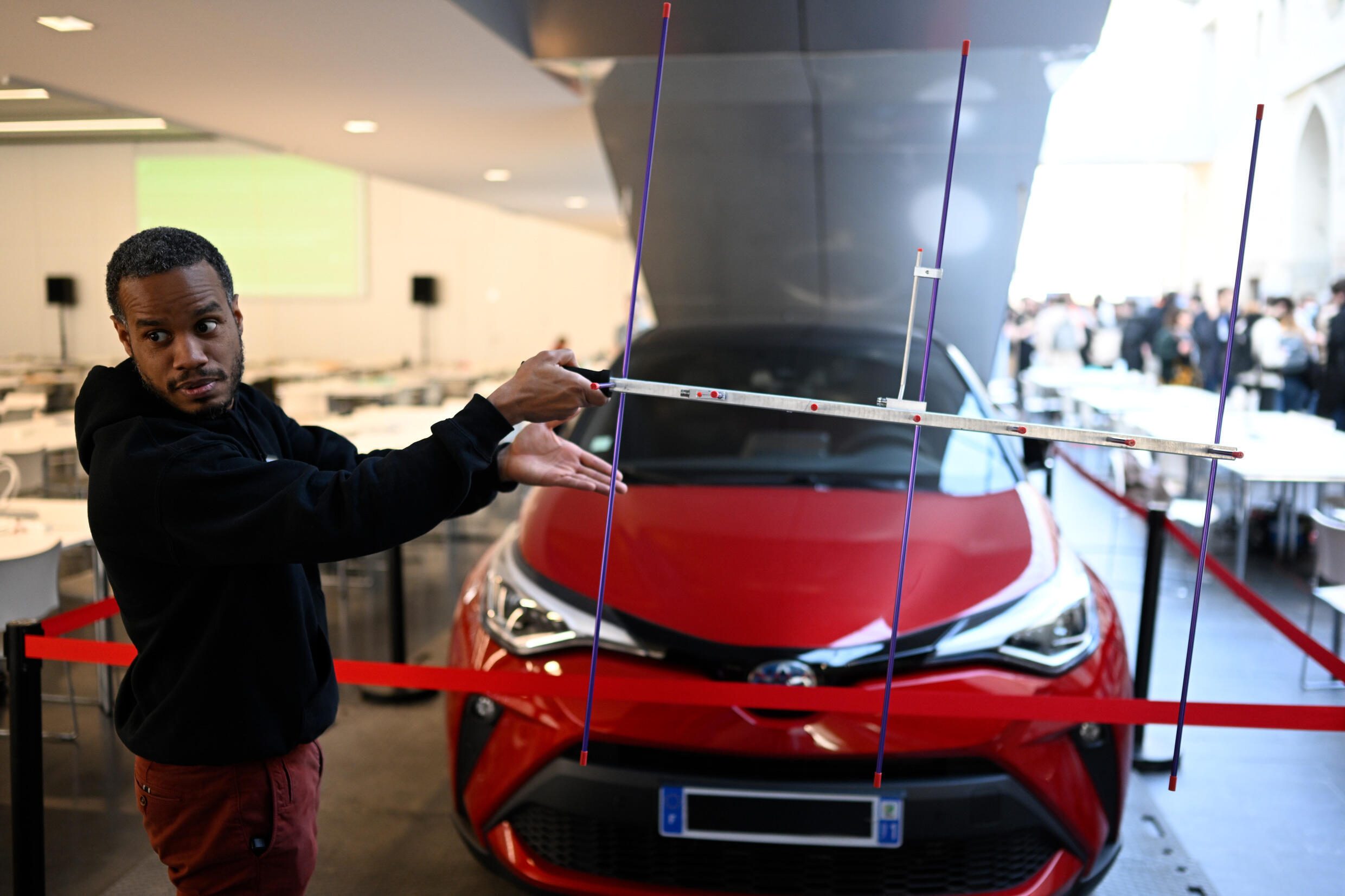 Le pirate informatique Gaël Musquet montre une antenne utilisée pour pirater une voiture durant le championnat de hackers BreizhCTF, à Rennes le 1 avril 2022