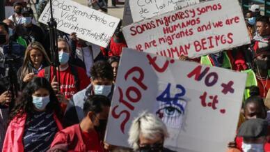 Un grupo de migrantes, personas de la comunidad LGBT y activistas del colectivo Defended Asylum se manifestaron en contra del Título 42, la política migratoria que permite la expulsión inmediata o la negativa directa a los migrantes que buscan protección en la frontera de Estados Unidos el pasado 23 de marzo en Tijuana, estado de Baja California (México).
