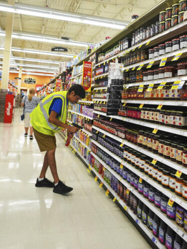 Un comprador personal reúne artículos para completar un pedido de comestibles en línea en Dallas, el jueves 28 de agosto de 2025.