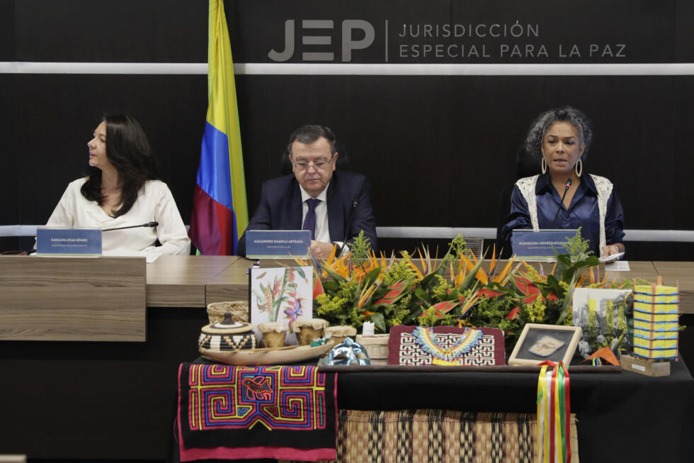 De izquierda a derecha, la vicepresidenta de la Sala de Reconocimiento de Verdad y de Responsabilidad de la Jurisdicción Especial para la Paz (JEP), la magistrada Catalina Díaz, el presidente de la JEP, Alejandro Ramelli, y la magistrada de la Sala de Reconocimiento de Verdad y de Responsabilidad de la JEP, Nadiezhda Henríquez, durante una rueda de prensa, en Bogotá, Colombia, el martes 9 de diciembre de 2025.