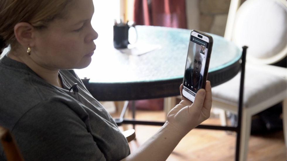 Gabriela Pérez habló con France 24 después que su esposo, Freddy Castro, fuera detenido por el Servicio de Inmigración y Control de Aduanas de Estados Unidos (ICE).