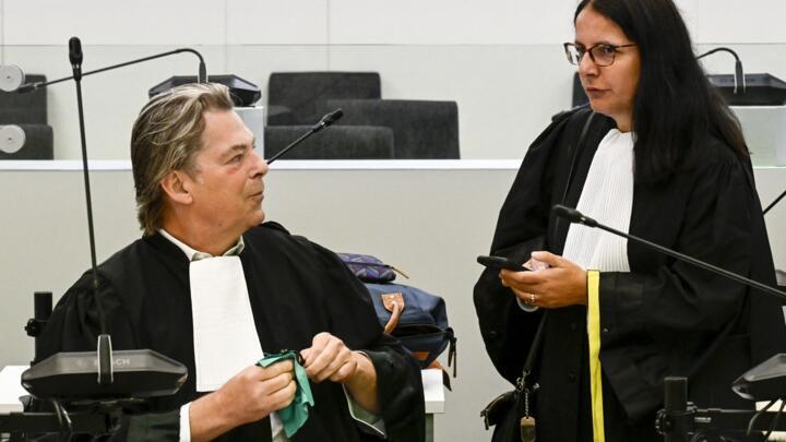 ميشيل بوشات (يسار) ودلفين باسي، محاميا صلاح عبد السلام، قبل جلسة المرافعات كجزء من محاكمة الهجمات الإرهابية التي وقعت في 22 مارس 2016، في محكمة بروكسل. 4 سبتمبر 2023.