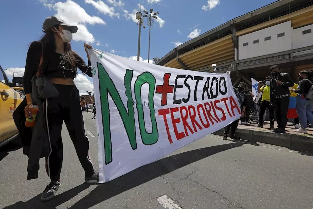 Varias personas se concentran frente al estadio de fútbol El Campín, durante una nueva jornada de protestas del Paro Nacional en Bogotá, Colombia. 19 de mayo de 2021.