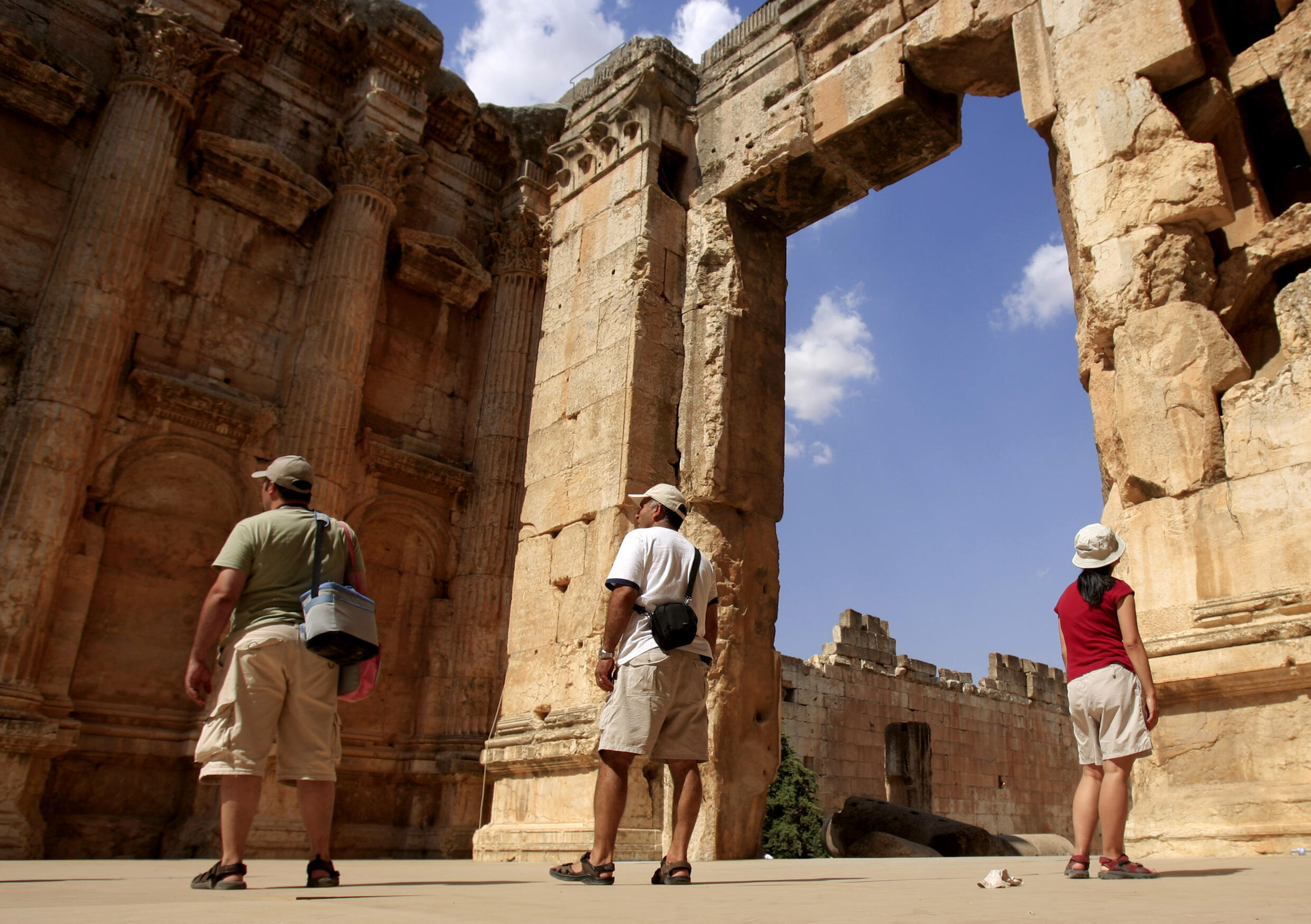 Des touristes visitent le temple de Bacchus sur l'acropole romaine de la ville historique de Baalbek, au Liban, le 23 juillet 2008