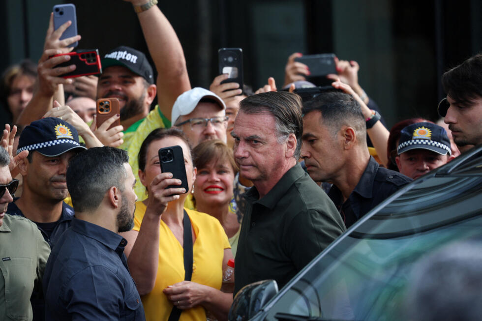 El expresidente brasileño Jair Bolsonaro llega a un hospital para someterse a una intervención quirúrgica cutánea, en Brasilia, Brasil, el 14 de septiembre de 2025.