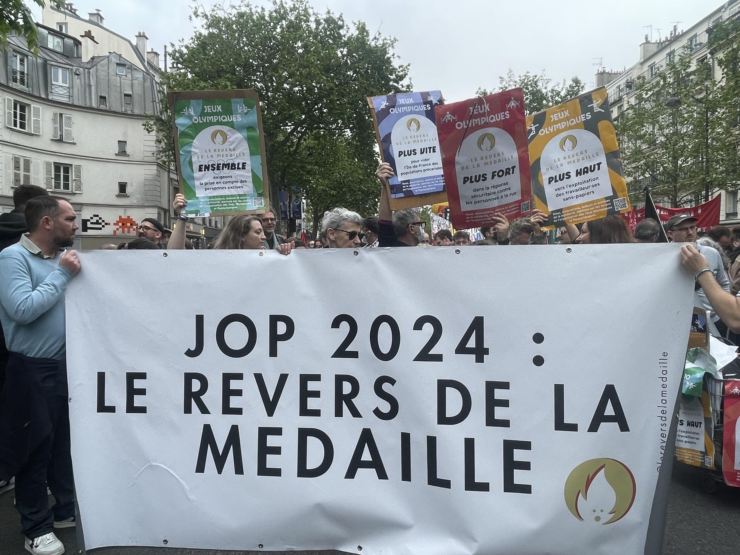 Le collectif "Le revers de la médaille" se mobilise contre les conséquences sociales néfastes des JO de Paris 2024, lors de la manifestation du 1er-Mai.