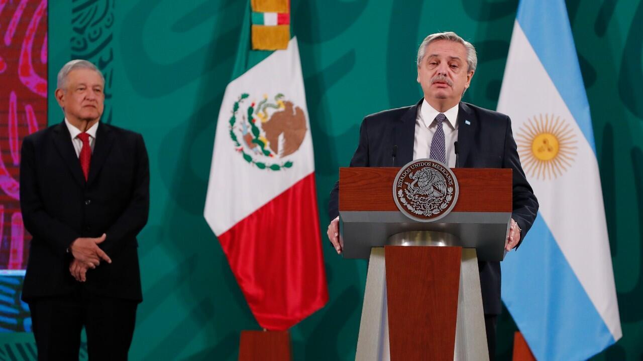 Archivo-El presidente de Argentina, Alberto Fernández, participa en una rueda de prensa matutina con su homólogo de México, Andrés Manuel López Obrador, en el Palacio Nacional de Ciudad de México, México, el 23 de febrero de 2021.