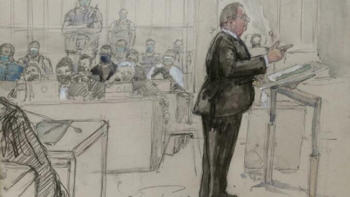 رسم للرئيس الفرنسي السابق فرانسوا هولاند لدى مثوله أمام هيئة المحكمة للإدلاء بشهادته في محاكمة المتهمين باعتداءات 2015. باريس في 10 نوفمبر/تشرين الثاني2021.