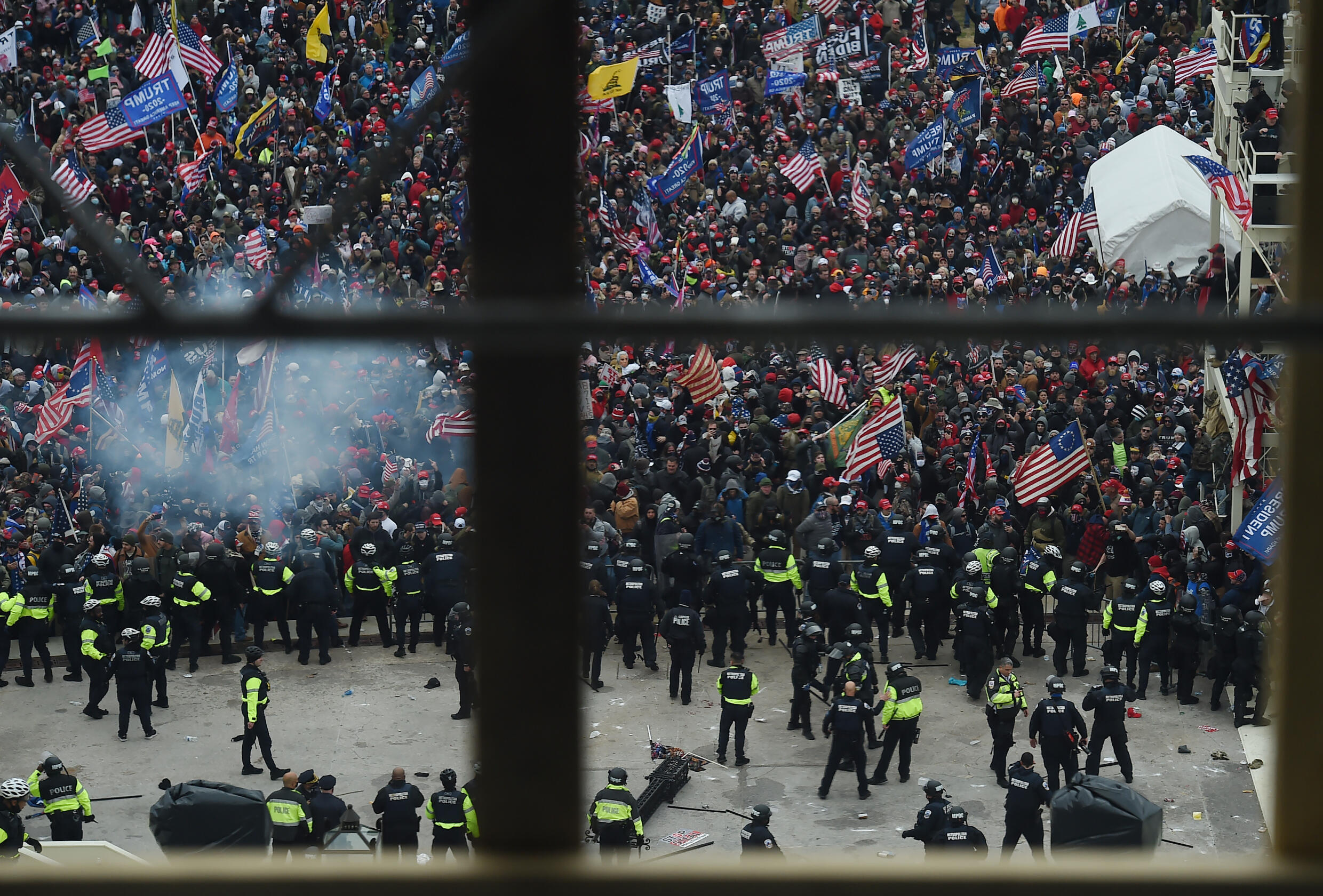 Des policiers tentent de repousser des partisans de Donald Trump devant le Capitole de Washington, le 6 janvier 2021.