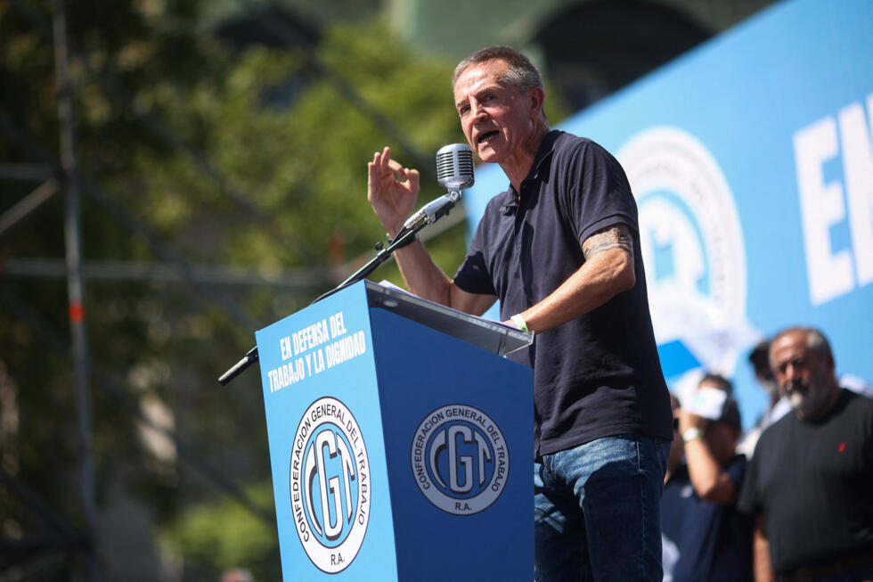 El Secretario General de la Confederación General del Trabajo (CGT) de Argentina, Jorge Sola, habla durante una manifestación contra la reforma de la legislación laboral propuesta por el gobierno, en la Plaza de Mayo de Buenos Aires, Argentina, el 18 de diciembre de 2025.