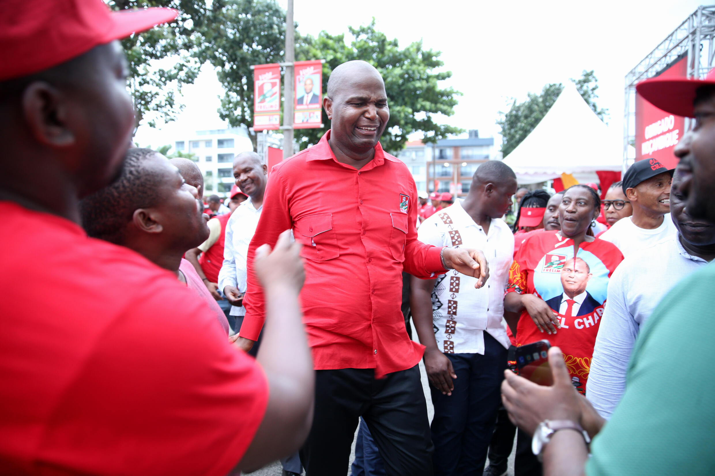 Le candidat à la présidence du Front de libération du Mozambique (Frelimo), Daniel Chapo, au centre, célèbre sa victoire avec ses partisans à Maputo, le 23 décembre 2024