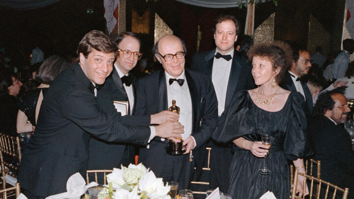 German-French Marcel Ophuls (C) holds his Oscar for Best Documentary Feature with friends Peter Kovler (L), Jon Friedman, Hamilton Fish (2ndR) and Catherine Zins on March 29, 1988 at the 61st Annual A