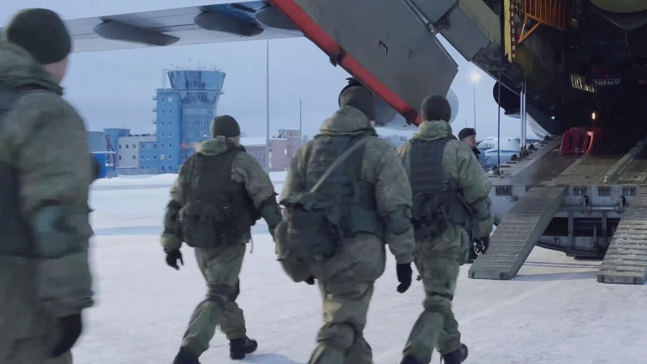 El presidente de Kazajistán autoriza a las fuerzas de seguridad "disparar sin previo aviso" 2 Militares rusos suben a un avión militar que se dirige a Kazajistán, en un aeródromo a las afueras de Moscú, Rusia, el 6 de enero de 2022.