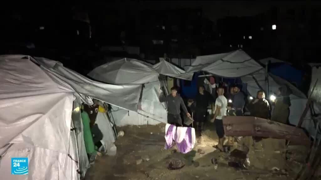 عائلات في غزة تغرق في الوحل والطين تحت الخيام مع فيضان شبكة الصرف الصحي