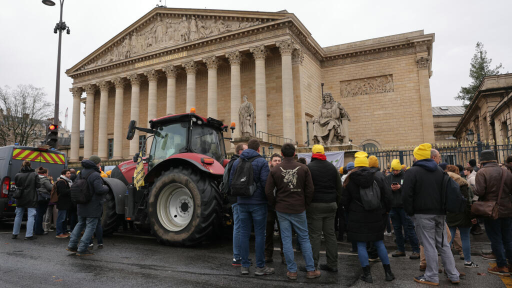 En direct : la présidente de l'Assemblée nationale sifflée et huée par les agriculteurs à Paris
