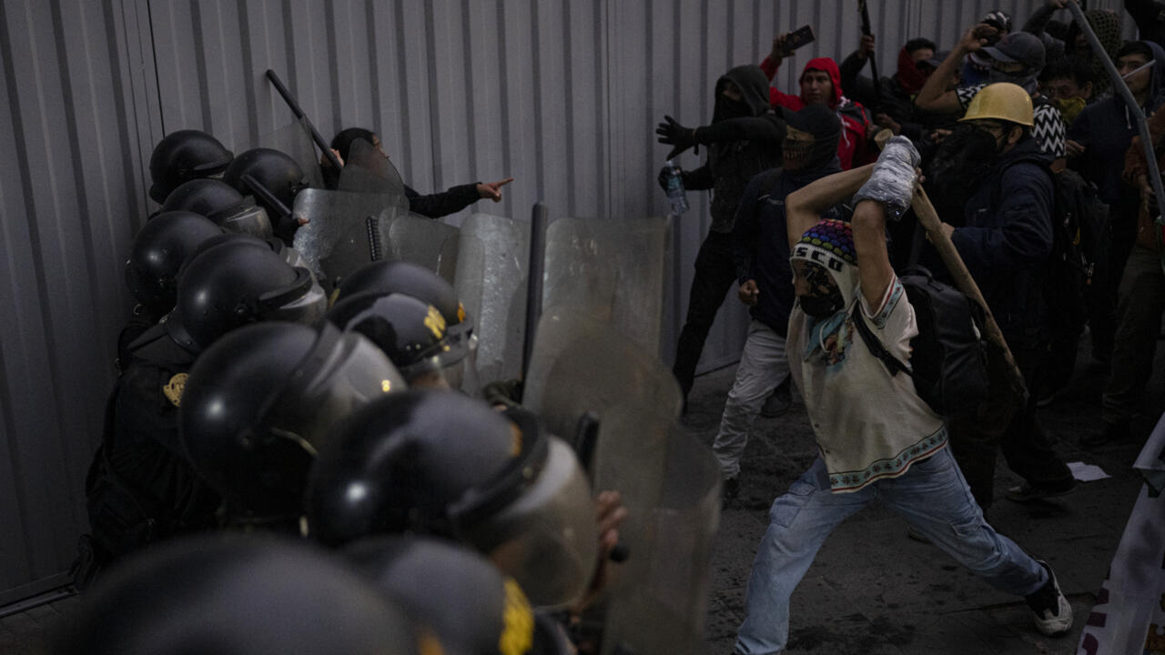 Manifestations contre la politique du gouvernement au Pérou : violents affrontements à Lima