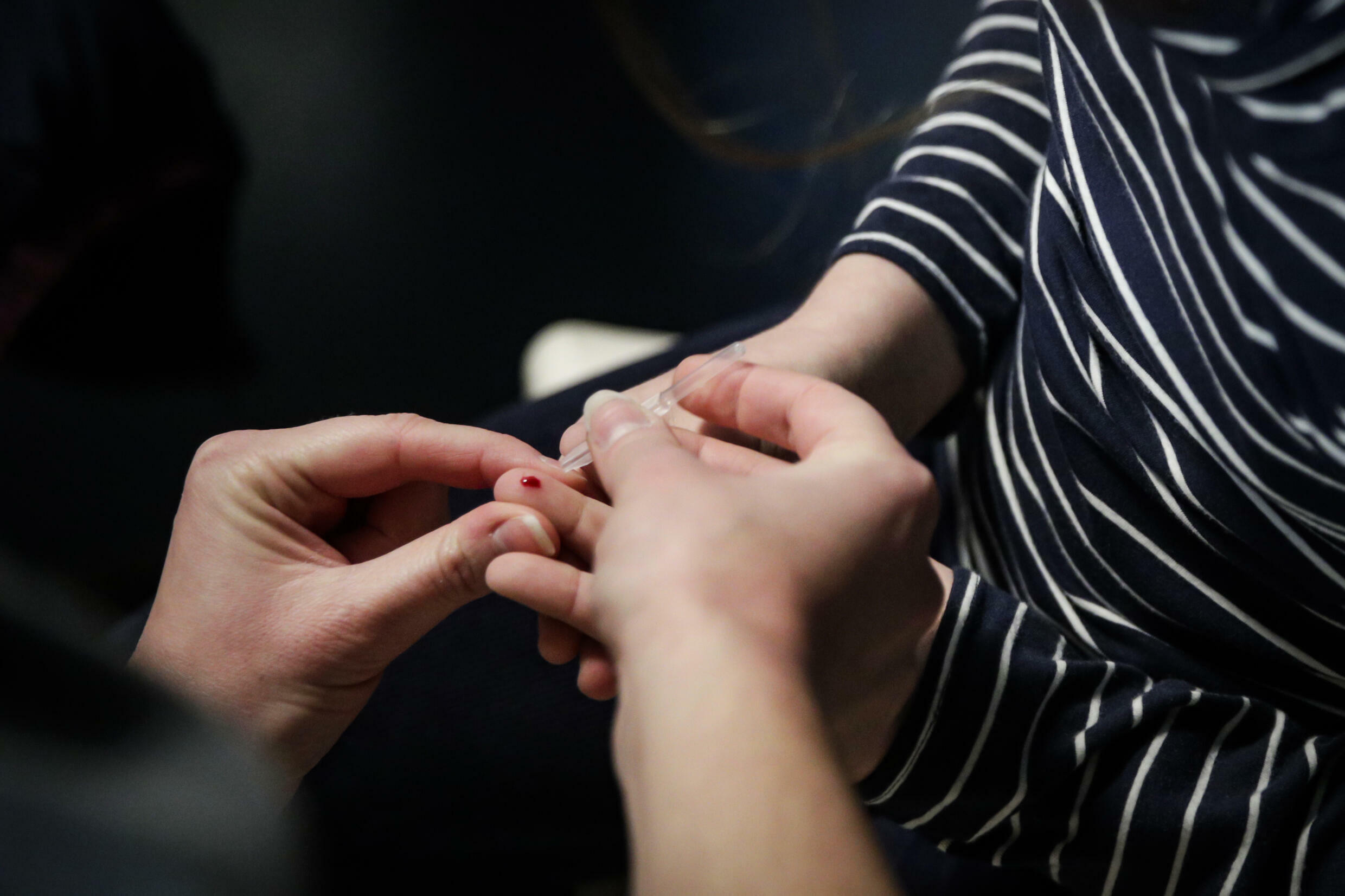 Un niño se sometió a un análisis de sangre de anticuerpos Covid-19 antes de recibir una primera dosis de la vacuna pediátrica en París el 17 de diciembre de 2021.