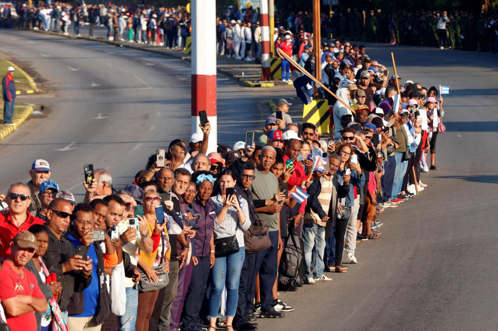 Los cubanos rinden homenaje mientras una caravana transporta los restos de los soldados fallecidos en el ataque estadounidense y la captura del presidente Nicolás Maduro y su esposa, Cilia Flores, en Caracas el 3 de enero, mientras Cuba honra a los soldados, en La Habana, Cuba, el 15 de enero de 2026.