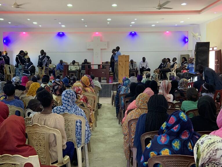 مسيحيون ومسيحيات يصلون في كنيسة المعمدانية بالخرطوم 19 نوفمبر/تشرين الثاني 2021.