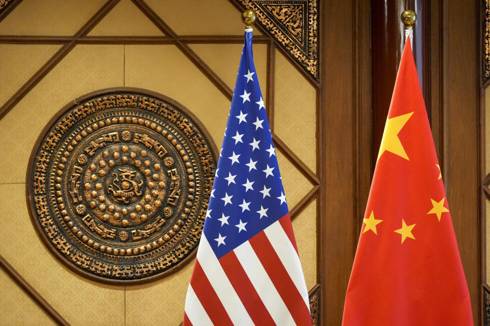 Banderas de Estados Unidos y China ondean la Casa de Huéspedes Estatal Diaoyutai, en Beijing, el 26 de abril de 2024. 