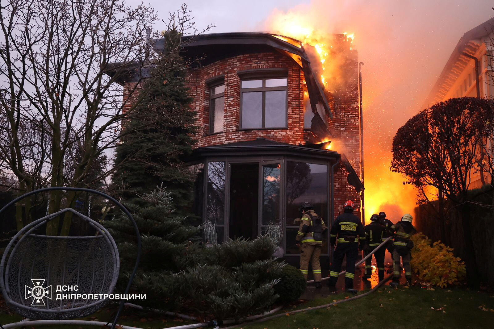 Des pompiers éteignent un incendie sur le lieu d'un tir de missile russe à Dnipro, en Ukraine, le 21 novembre 2024.