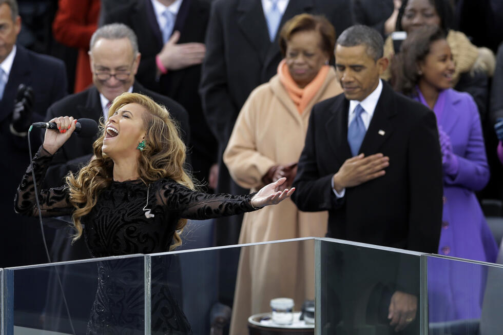 Beyoncé chante l'hymne national lors de la cérémonie de prestation de serment au Capitole des États-Unis lors de l'investiture présidentielle de Barack Obama à Washington, le 21 janvier 2013.