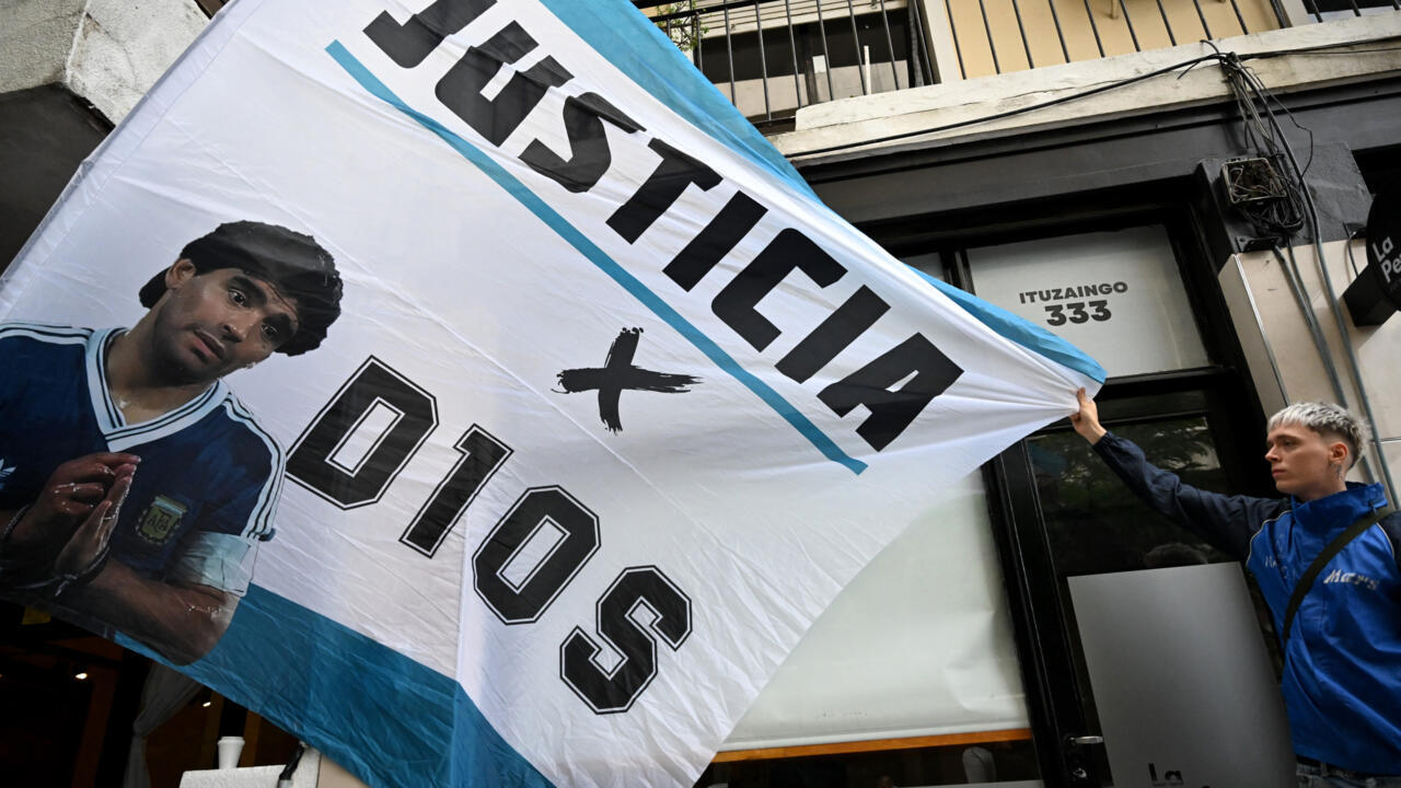 Anulan el juicio por la muerte de Maradona tras el escándalo por un documental grabado en secreto - France 24