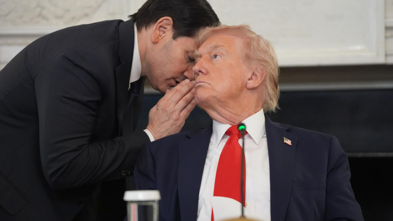 El secretario de Estado Marco Rubio susurra al oído del presidente Trump durante una mesa redonda sobre el movimiento Antifa, para anunciarle la firma de los acuerdos de paz en Egipto. Washington, 8 de octubre de 2025.