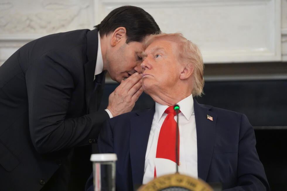 El secretario de Estado Marco Rubio susurra al oído del presidente Trump durante una mesa redonda sobre el movimiento Antifa, para anunciarle la firma de los acuerdos de paz en Egipto. Washington, 8 de octubre de 2025.
